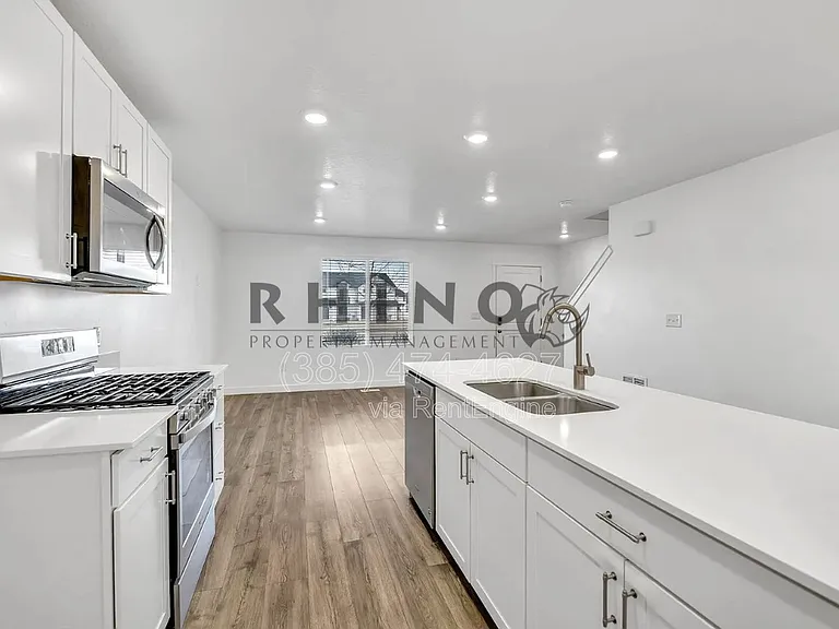 880 N Herman Dr — Photo 5