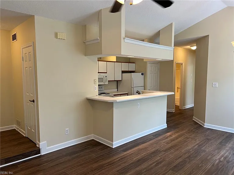 3201 Jade Ct #304 — Photo 8