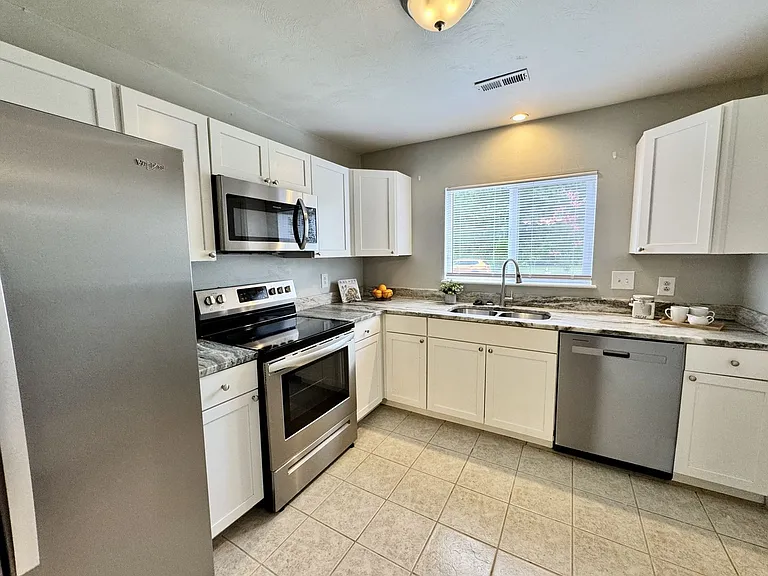 1423 Goldfinch Ln — Photo 15