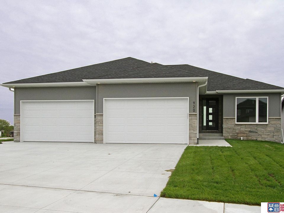 1st image of 920 N 107th St
