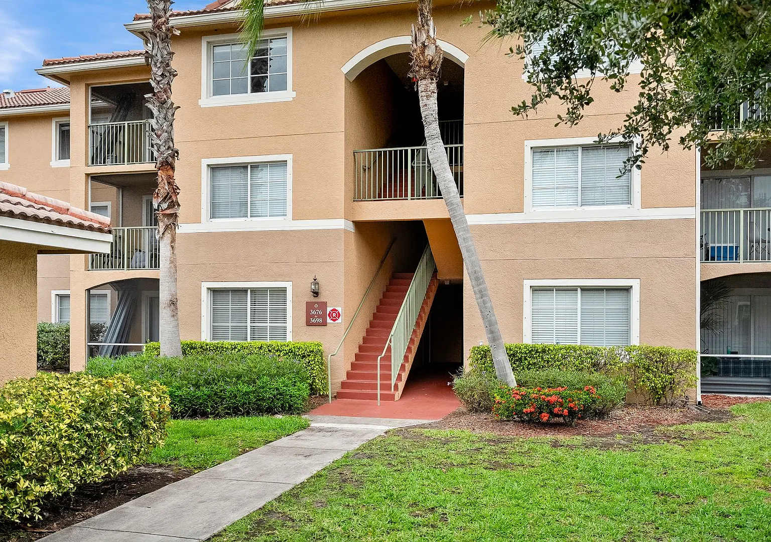 Two bedroom condo with lake views in Portofino at Jensen Beach — Photo 1