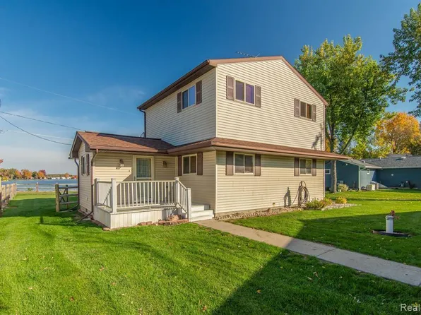 588 Rolling Meadows Dr, Hudson, MI 49247