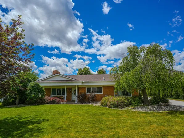607 Frost Dr, Bay City, MI 48706