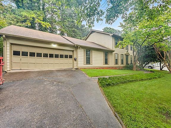 3rd image of 528 Chanterella Rd SW