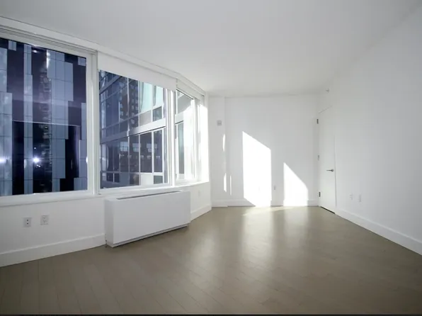 86 Fleet Place image 1 of 16