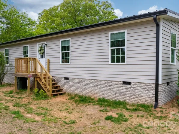 261 8th Avenue Dr SE, Hickory, NC 28602
