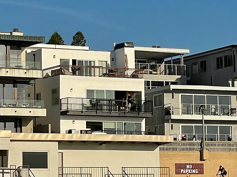 2212 The Strand #B — Photo 3