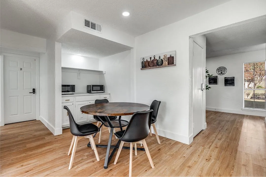4 bed, 4.0 bath, 2466 sqft, $957 — Photo 4