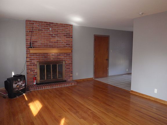 Upstairs family to fireplace