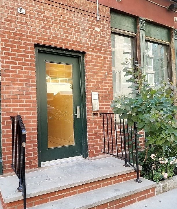 1st image of 456 W 37th St APT 3R