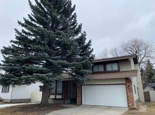 319 NW Woodside Cir SW, Calgary, AB T2W3K2