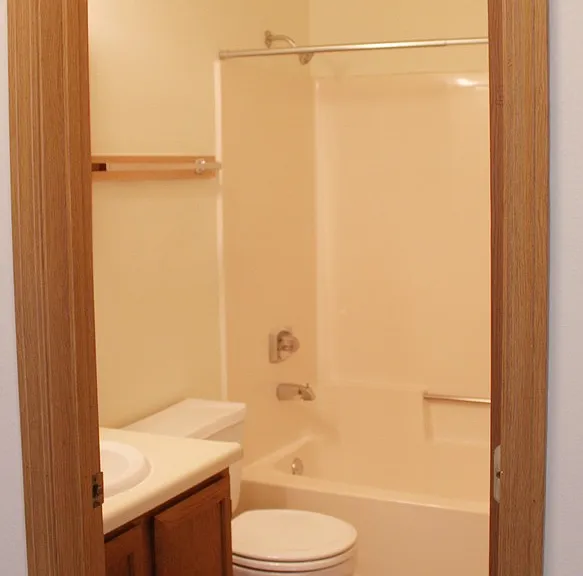 Williamsburg Apartments - Attached Double Garage! — Photo 16
