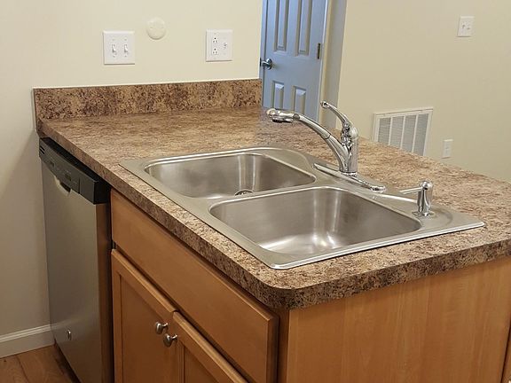 3rd image of 778 Union Blvd #206
