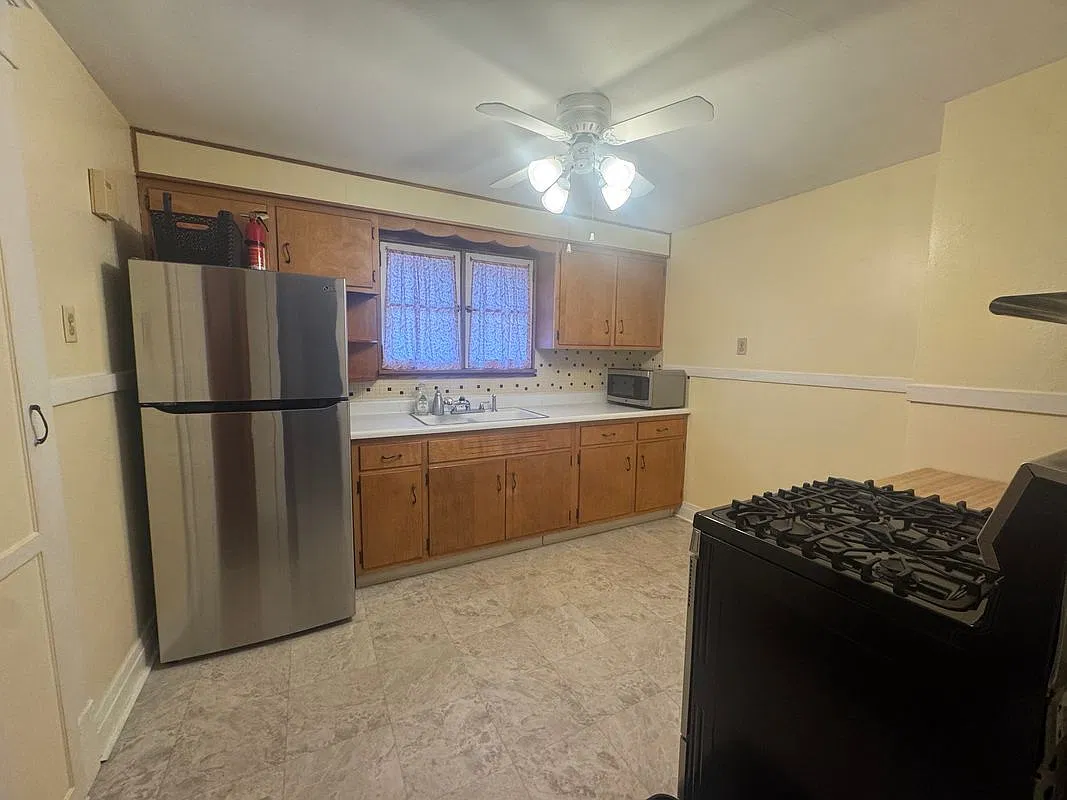 2 bed, 1.0 bath, 949 sqft, $1,300 — Photo 4