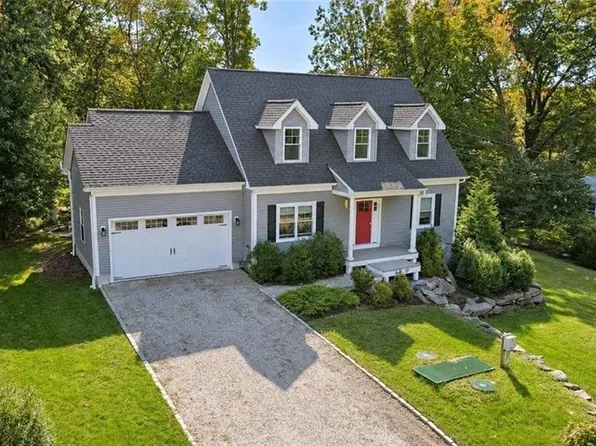 17 Ferry St, Jamestown, RI 02835