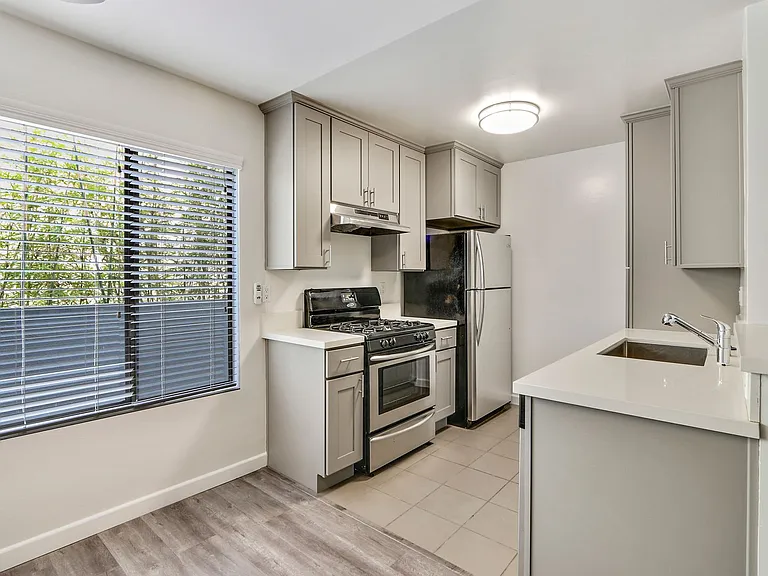 117 Pacific St. in Sant Monica - 1 block to the beach and Main St! — Photo 20