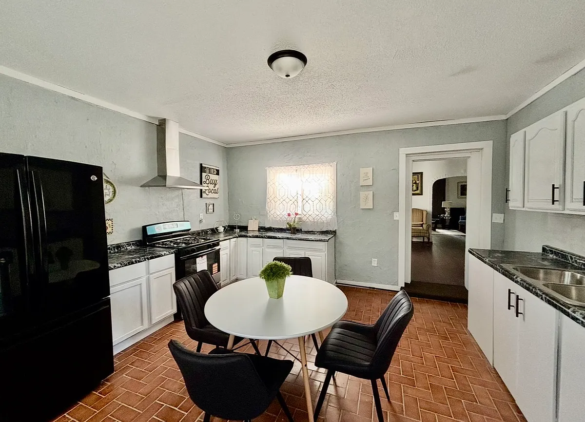 Kitchen - 1126 Franklin St #A
