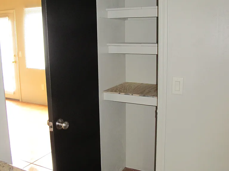 2524 E Lind Rd — Photo 43