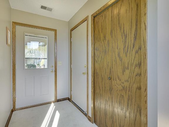 5th image of 8861 Maplebrook Ct N