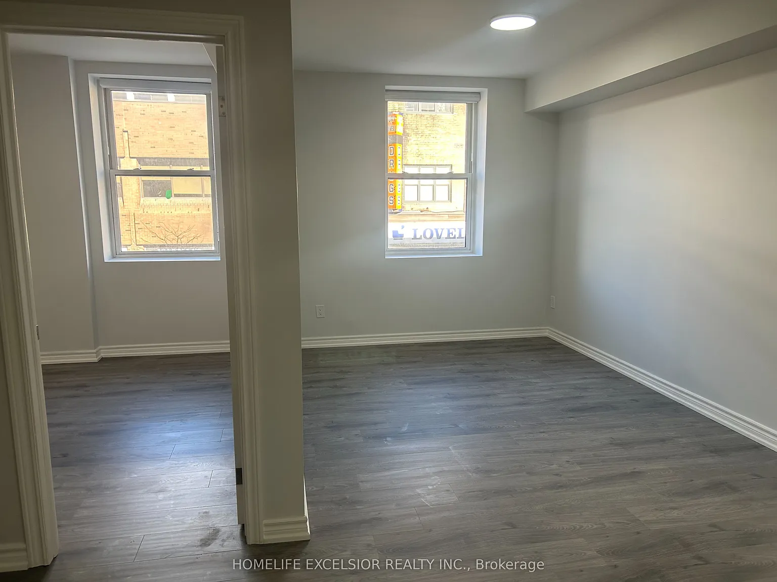 3 Simcoe St S — Photo 4