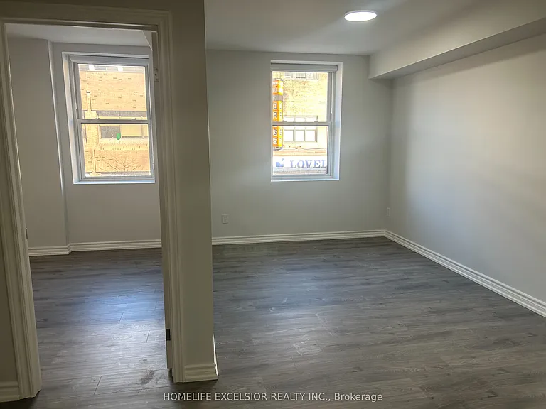 3 Simcoe St S #3 — Photo 4