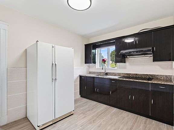 2nd image of 10 Bedford St #2
