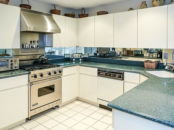 5th image of 28 Hunt Ct