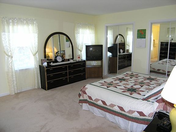 Spacious master bedroom w/ double closets 