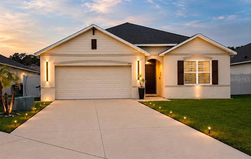 4 bed, 2.0 bath, 1828 sqft, $2,300 — Photo 1