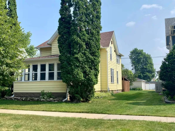 703 Winneshiek Ave, Decorah, IA 52101
