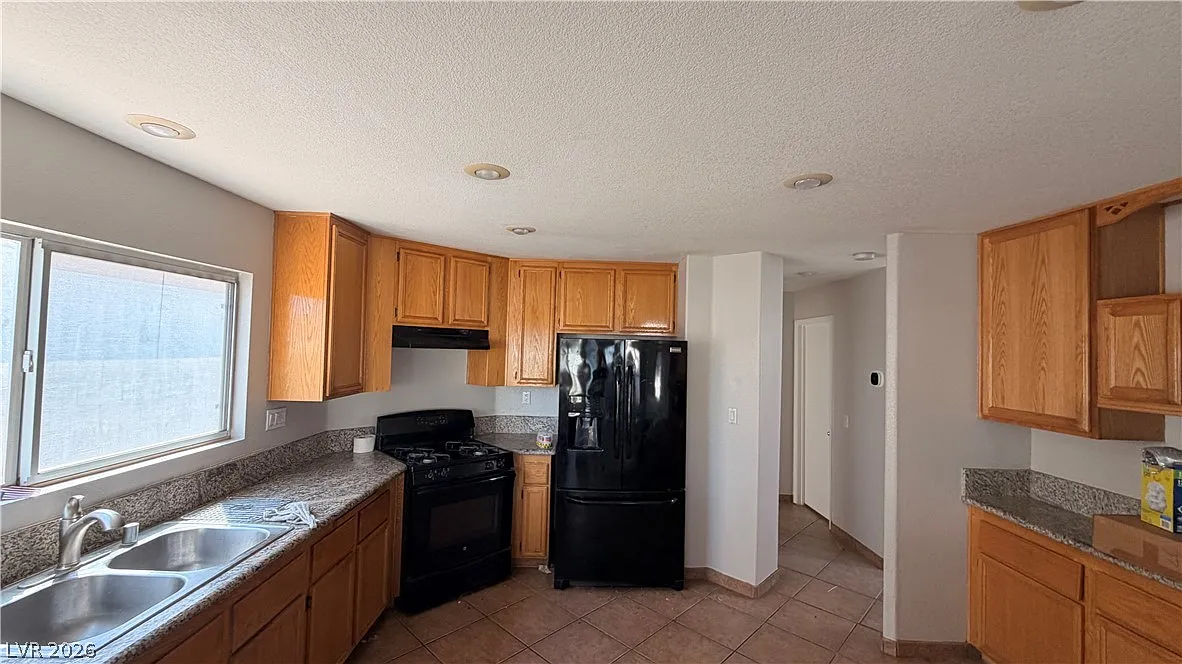 4 bed, 3.0 bath, 1829 sqft, $2,000 — Photo 4