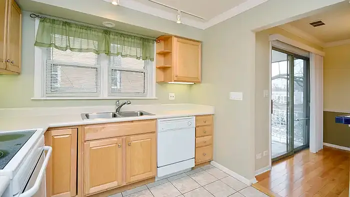 710 Oakton St #306 — Photo 5