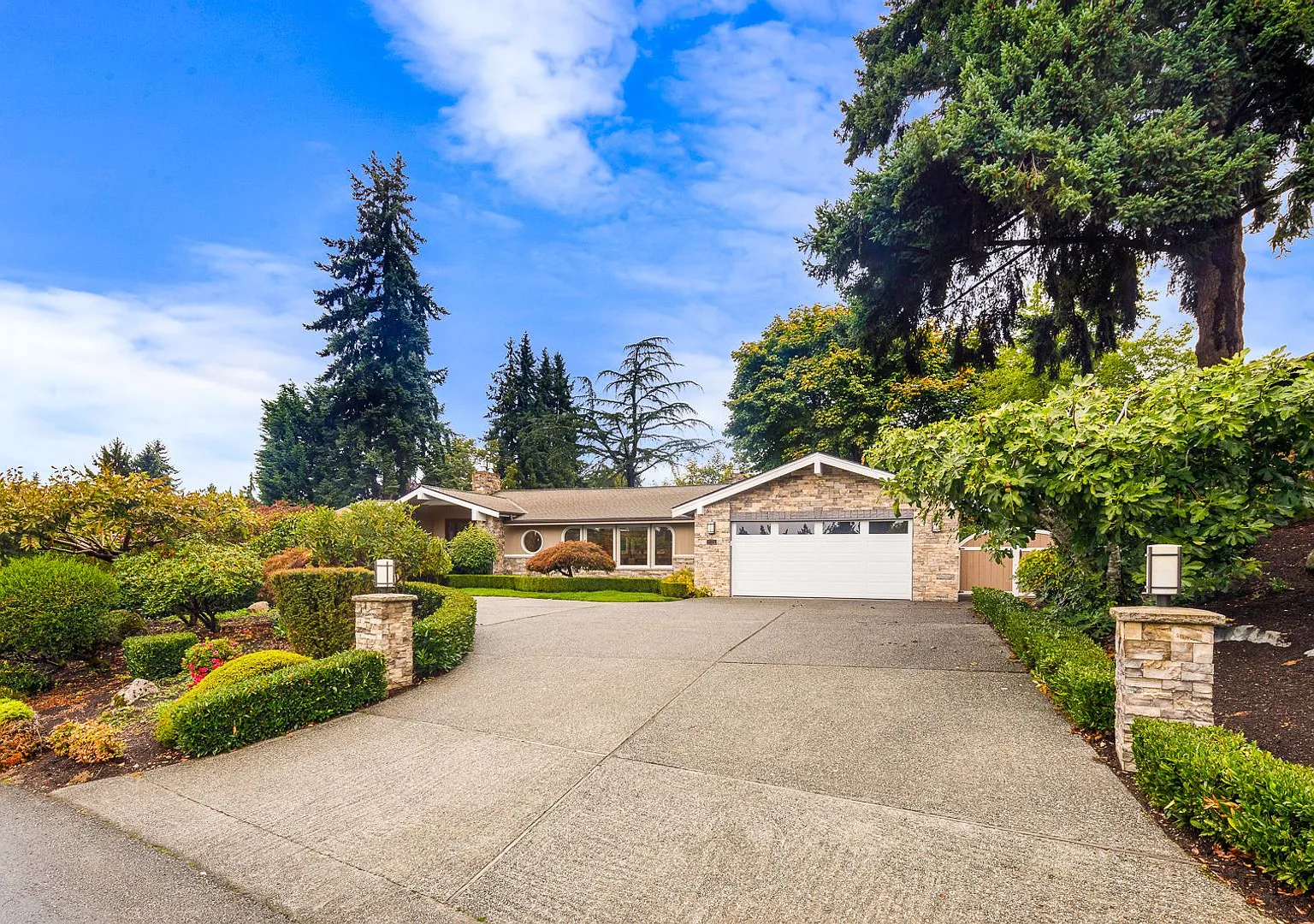 Welcoming Clyde Hill 5 Bedroom 3 Bath Home — Photo 3