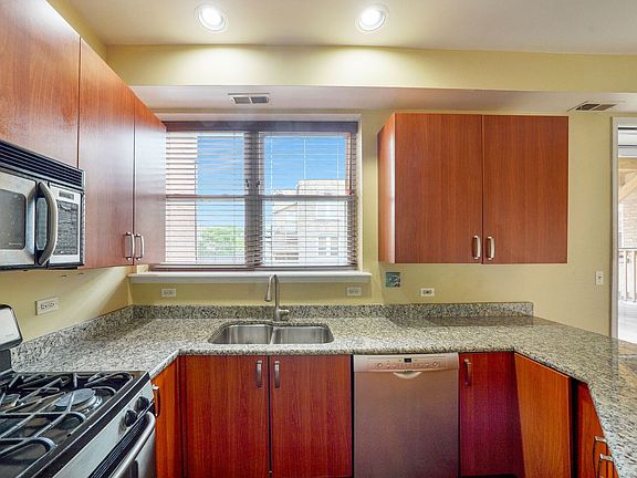 5th image of 3002 W Montrose Ave APT 2A