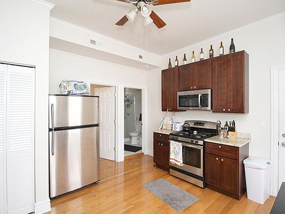 2nd image of 925 N Ashland Avenue # Top Floor