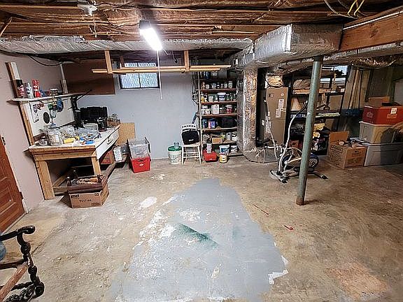 4th image of 975 Woodland Cir