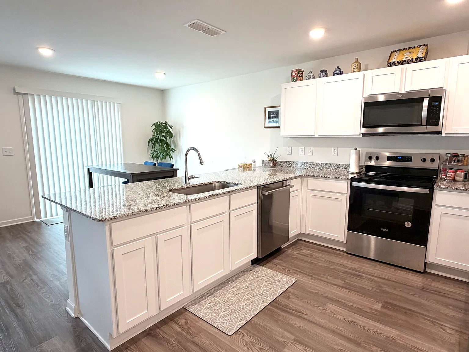 5 bed, 2180 sqft, $2,200 — Photo 4