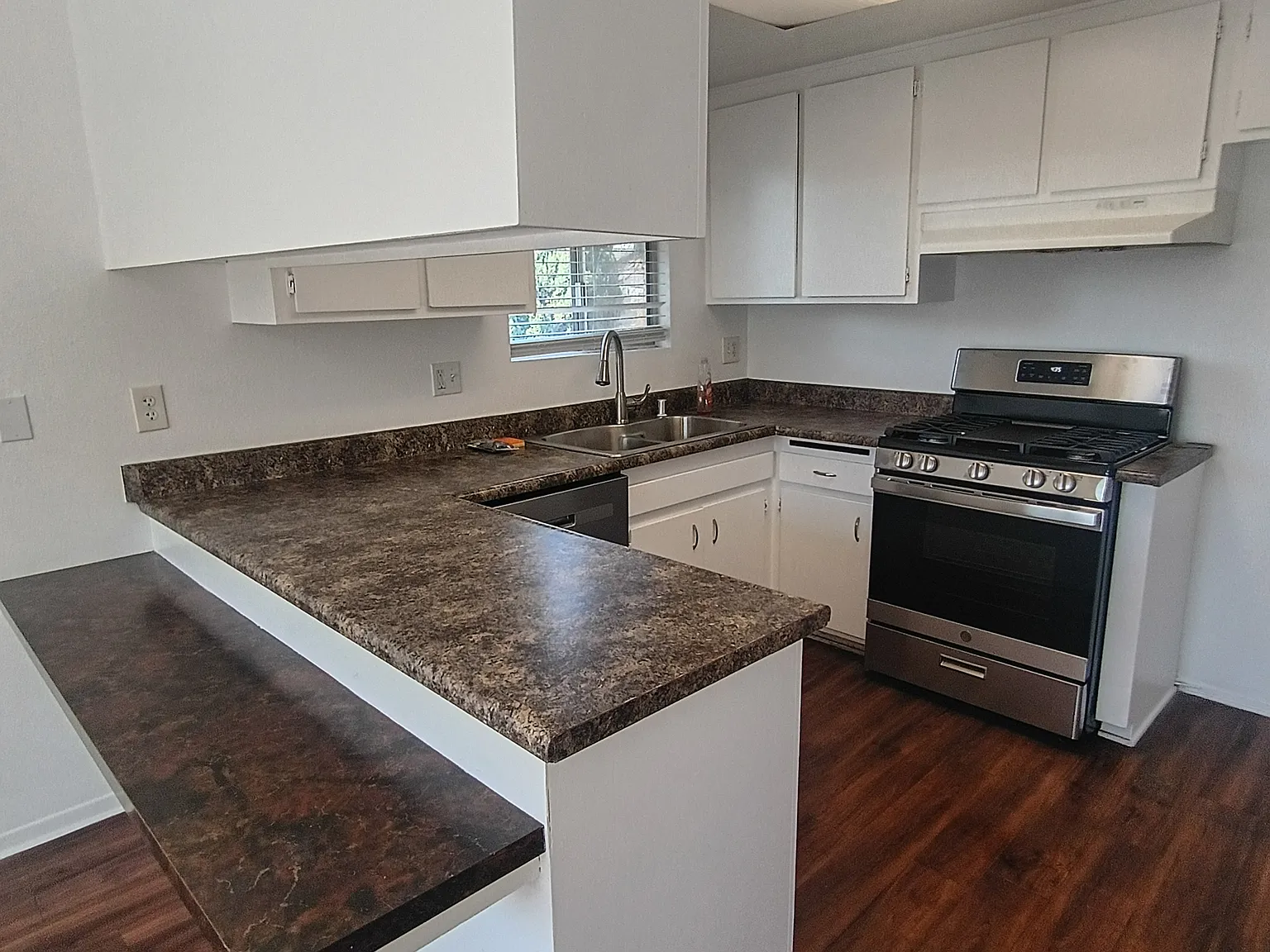 2 bed, 1000 sqft, $3,100 — Photo 2
