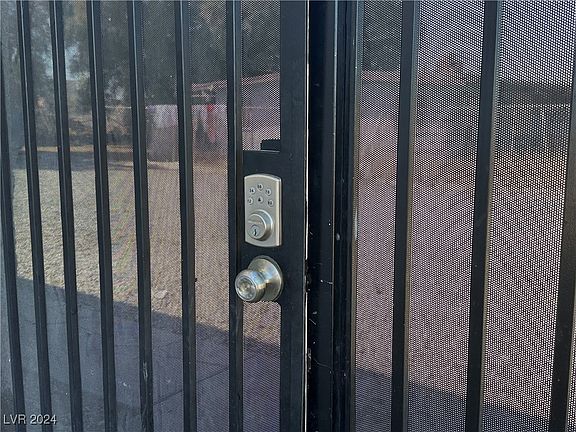 5th image of 718 W Wilson Ave