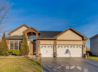 889 Deer Path Dr, Antioch, IL 60002