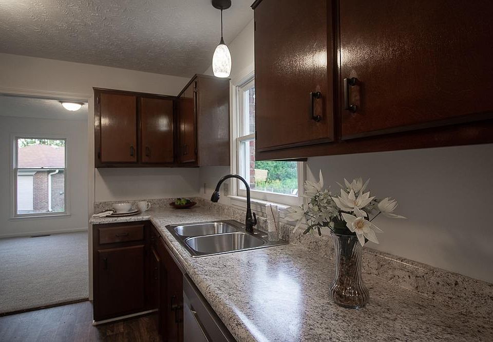 1st image of 102 Otter Ct