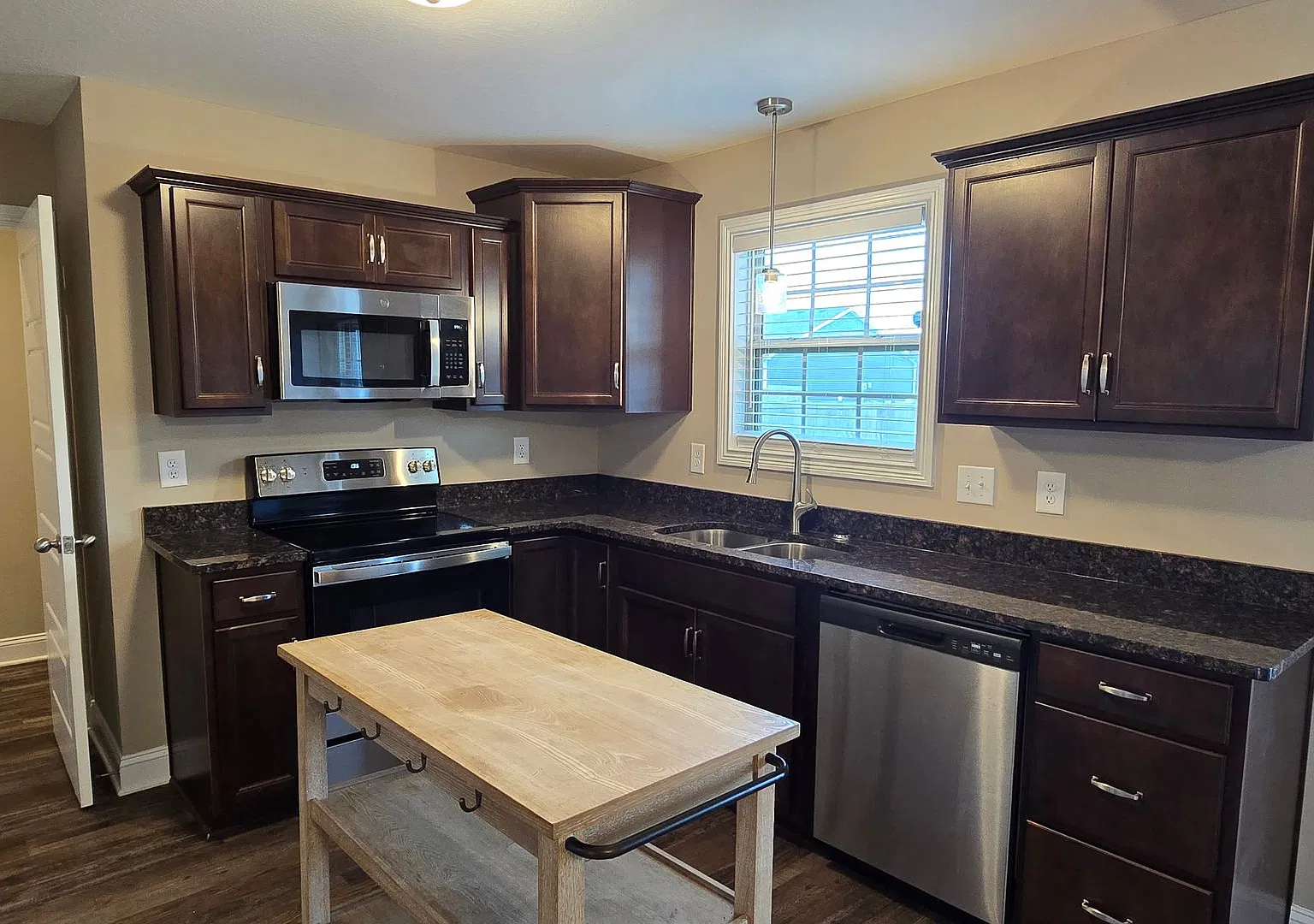 Beautiful 3 BDS 2 BA with fenced in yard — Photo 3