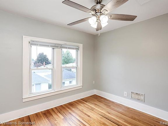 5th image of 1565 Oak St