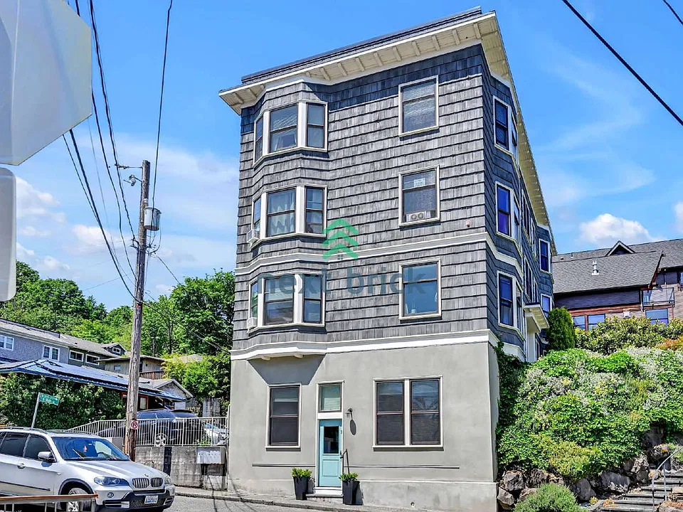 317 Lakeside Ave S #1