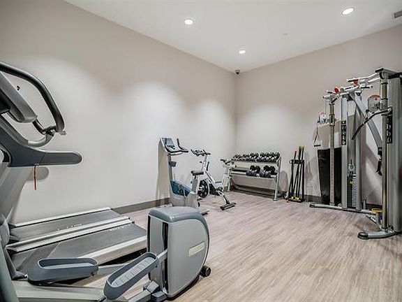 3rd image of 2525 Clarke St #416