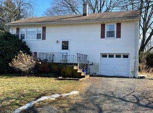 38 1st St, Flagtown, NJ 08821