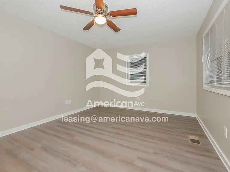 1768172_002_wm_-_living_room_13322779.jpg