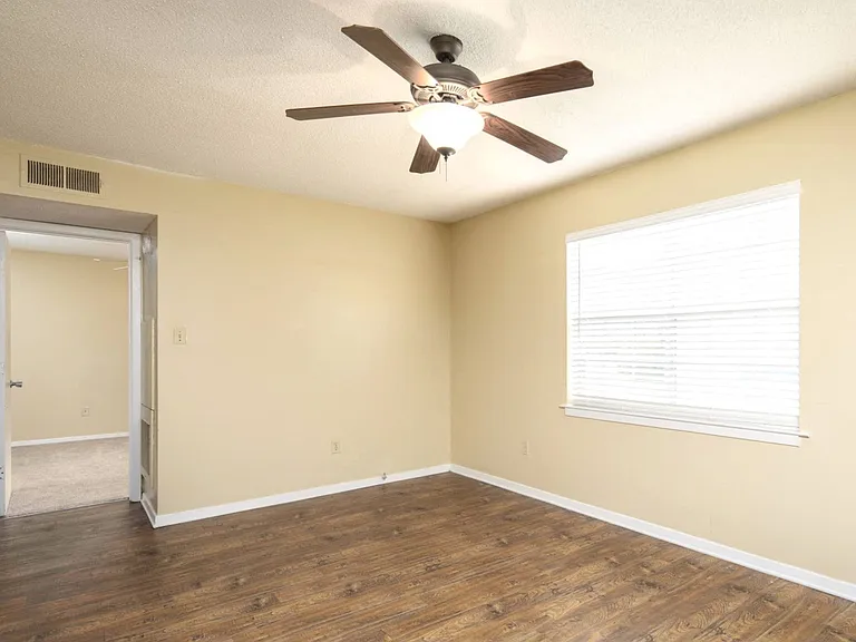 Oak Manor Apartment Homes — Photo 6