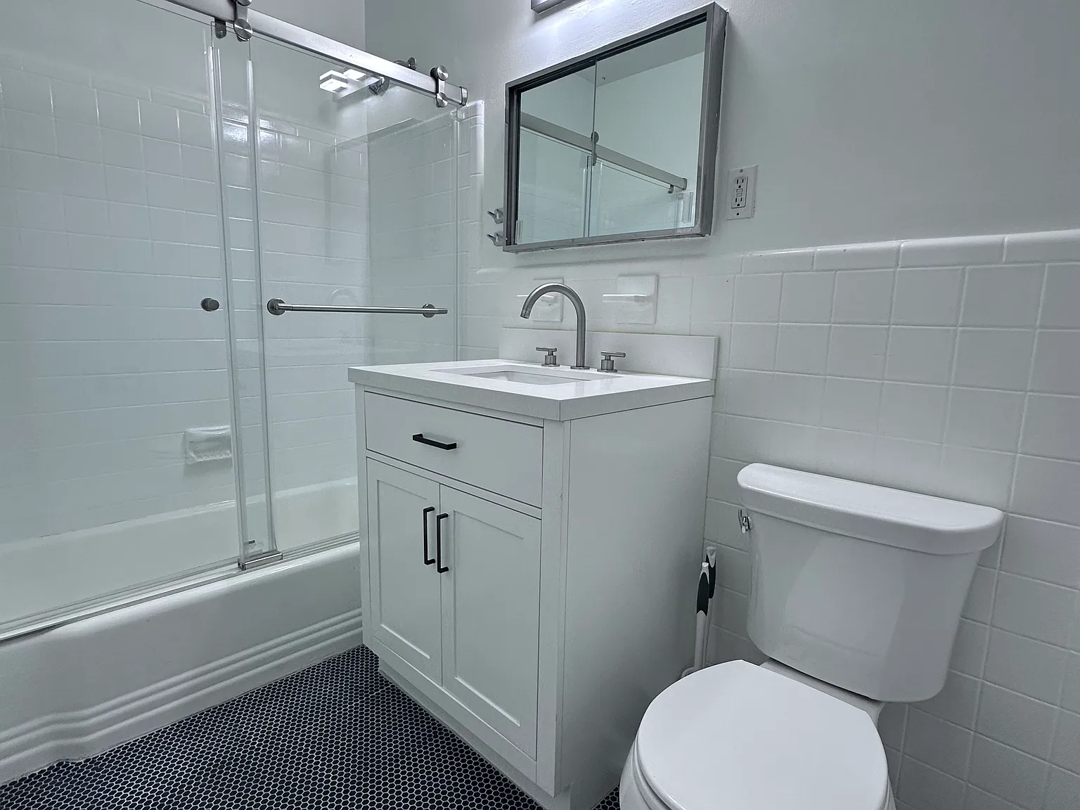 1 bed, 704 sqft, $2,100 — Photo 4