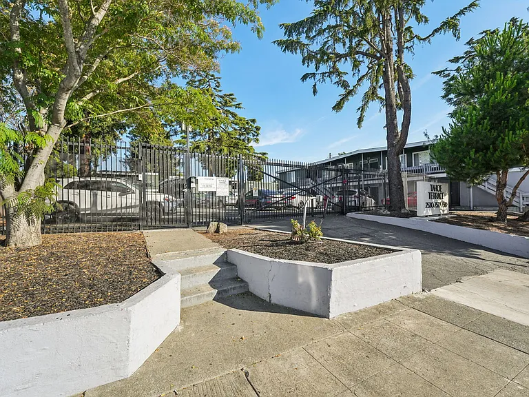 Tahoe Terrace Apartments — Photo 13